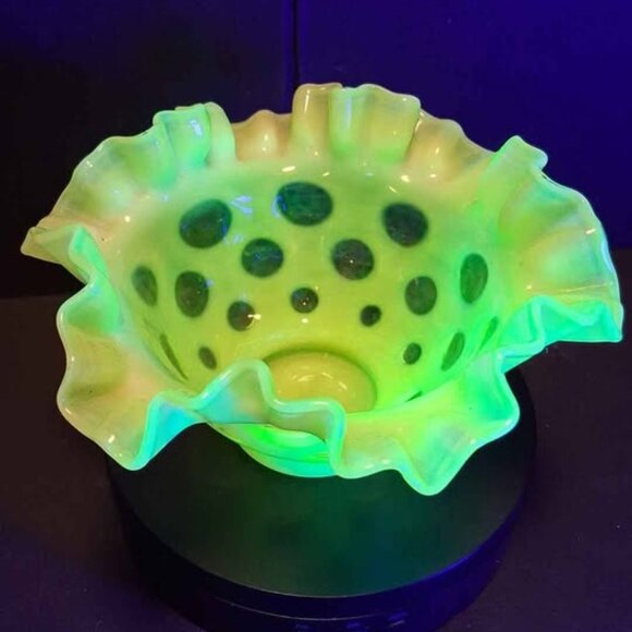 Fenton Uranium Glass Topaz Opalescent Coin Dot Ruffled Bowl - Picture 4 of 5